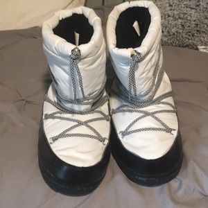 Insulated boots with Nasa logo